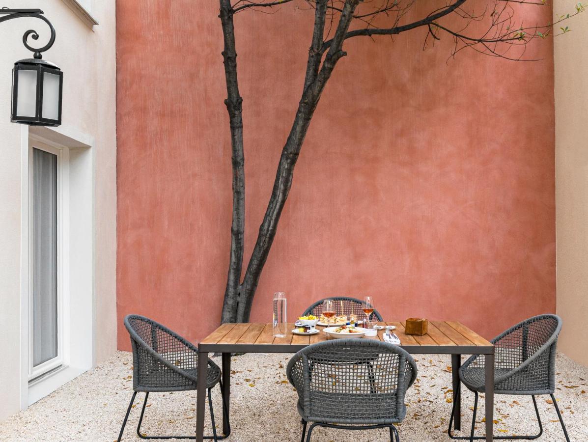 Maison Albar Hotels L'Imperator Nîmes Exteriör bild A patio in a private home