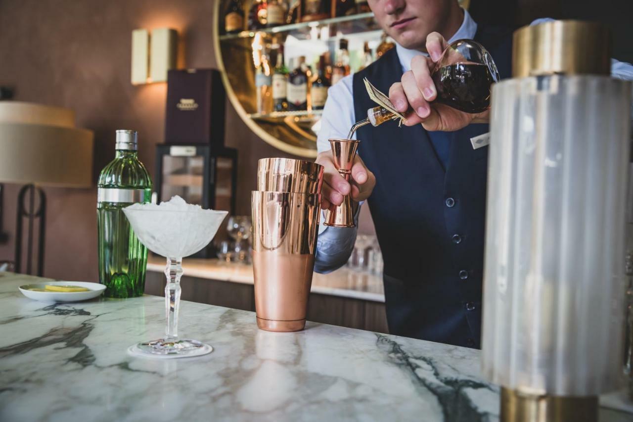 Maison Albar Hotels L'Imperator Nîmes Exteriör bild A bartender at work