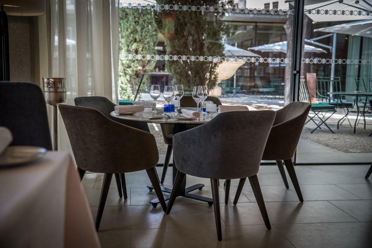 Maison Albar Hotels L'Imperator Nîmes Exteriör bild Restaurant interior